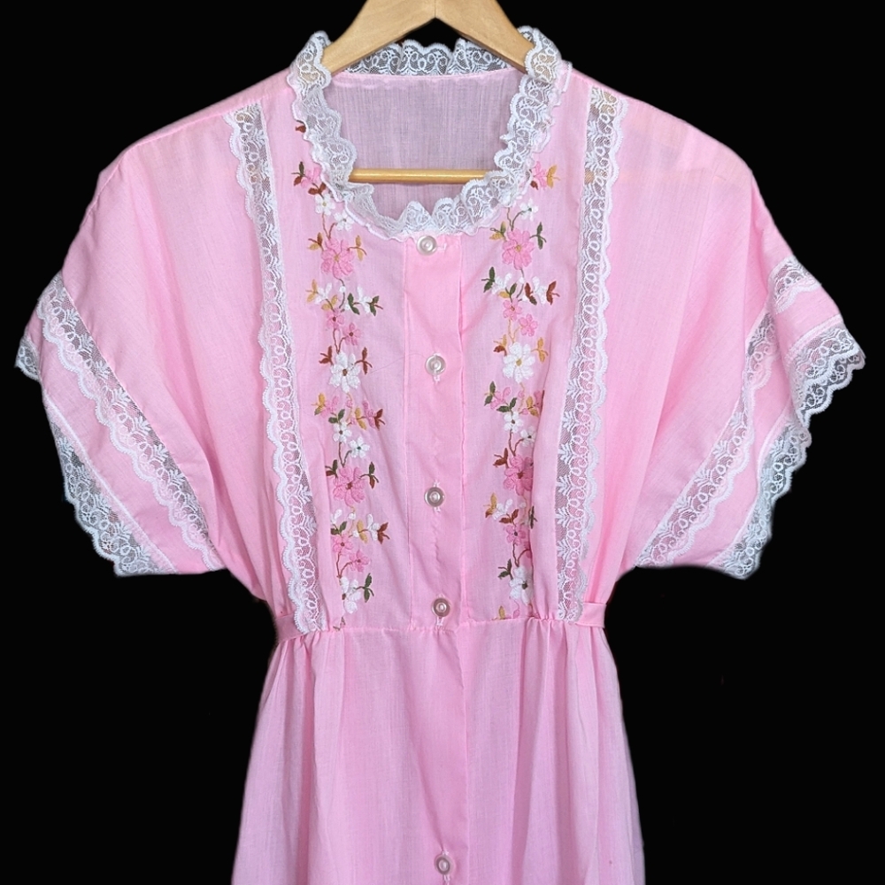 Vintage Pink Long Maxi Robe Nightgown Button Front Lace Floral Embroidery Medium